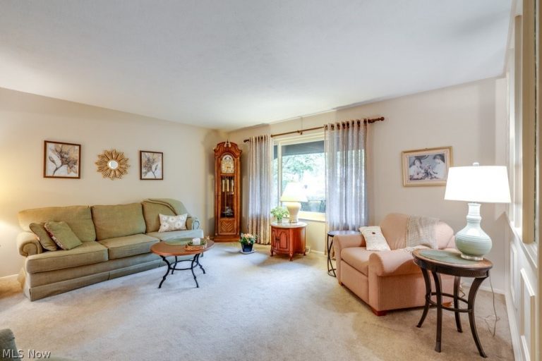 6100 Paisley Drive, North Olmsted, OH - Photo 4