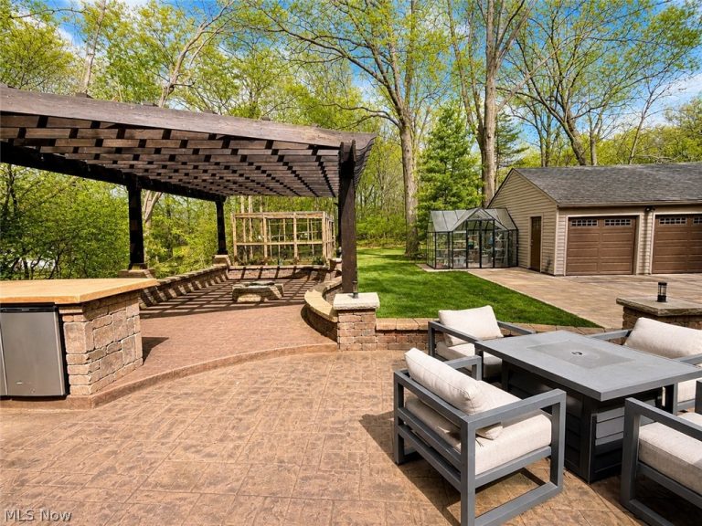 6325 Crossview Road, Seven Hills, OH - Photo 3