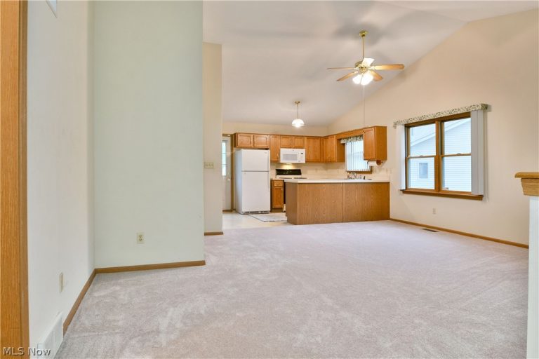 5180 Winthrop Drive, Austintown, OH - Photo 6