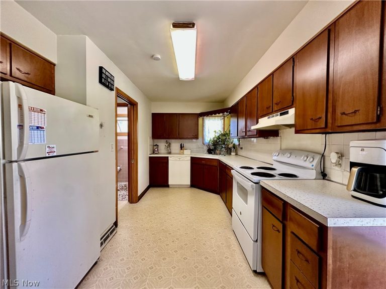 99 Greenridge Drive, Geneva, OH - Photo 4