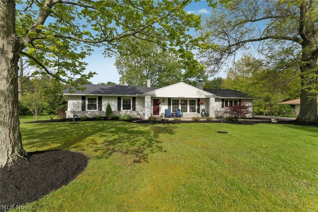 111 Leaview Lane, Chagrin Falls, OH