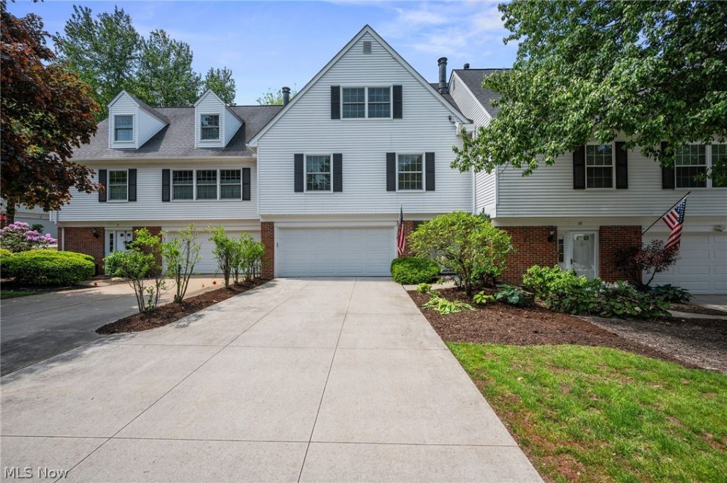 25 Commons Court, Chagrin Falls, OH