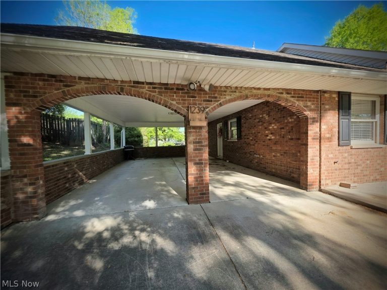 1239 Lakewood Circle, Washington, WV - Photo 3