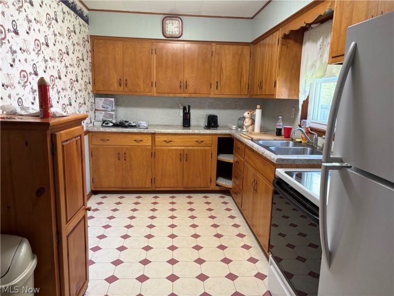 303 Main Street, Andover, OH - Photo 5