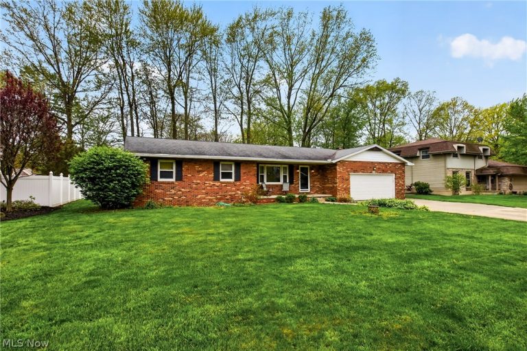 324 Old Oak Drive, Cortland, OH - Photo 2