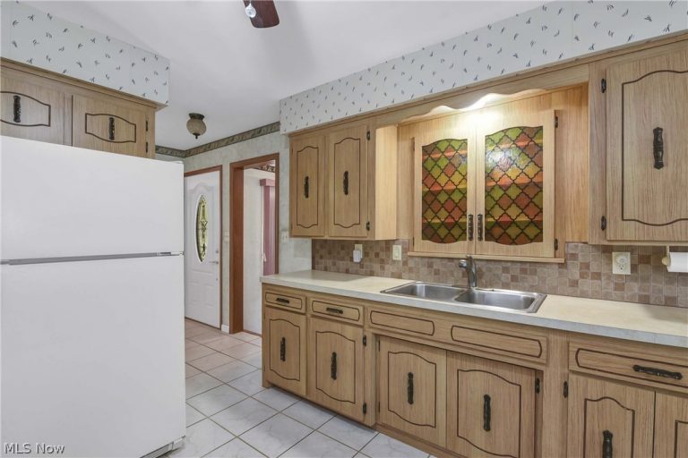 8089 Wesley Drive, Strongsville, OH - Photo 6
