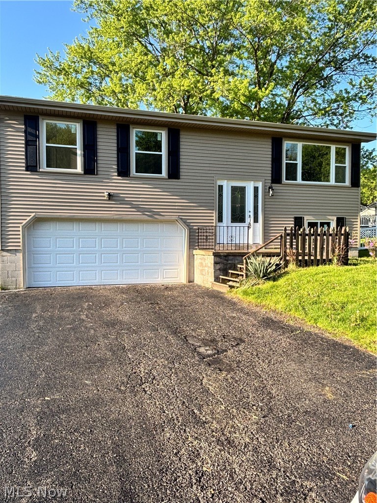 663 Meadowland Drive, Hubbard, OH - Photo 2