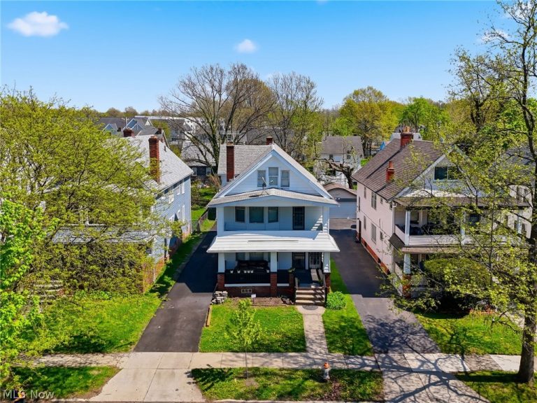 829 Helmsdale Road, Cleveland Heights, OH - Photo 4