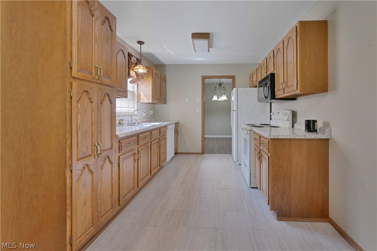1341 Fox Run Drive, Youngstown, OH - Photo 3