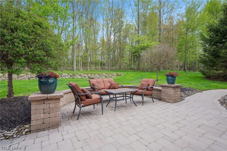 7695 Cottonwood Trail, Chagrin Falls, OH - Photo 2