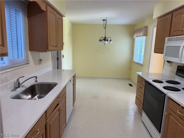 19281 Idlewood Trail, Strongsville, OH - Photo 3