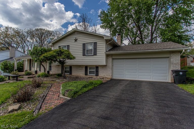 8523 Sleepy Hollow Drive, Warren, OH - Photo 2