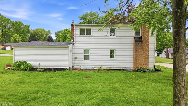 2413 Manor Avenue, Youngstown, OH - Photo 8