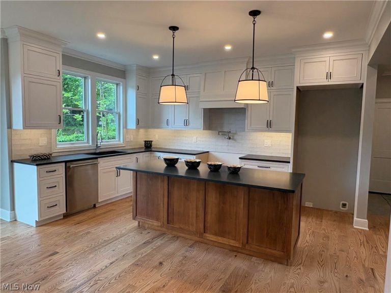 295 Franklin Street, Chagrin Falls, OH - Photo 6