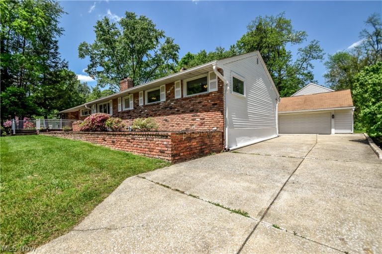 8905 Spring Valley Drive, Mentor, OH - Photo 2