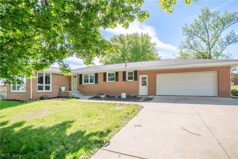 4544 Lakeknoll Street, Louisville, OH, 44641
