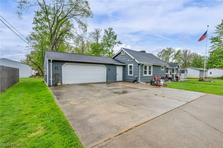 7476 Pinehurst Drive, Mentor on the Lake, OH - Photo 5