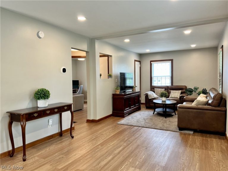 2352 26th Street, Cuyahoga Falls, OH - Photo 2