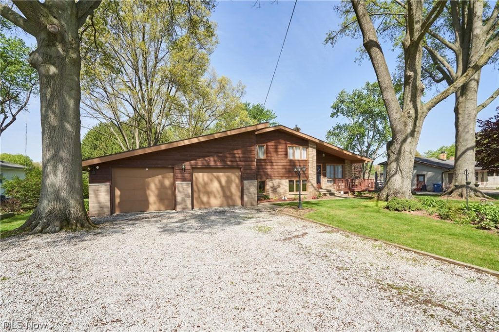 1594 Karl Drive, Copley, OH