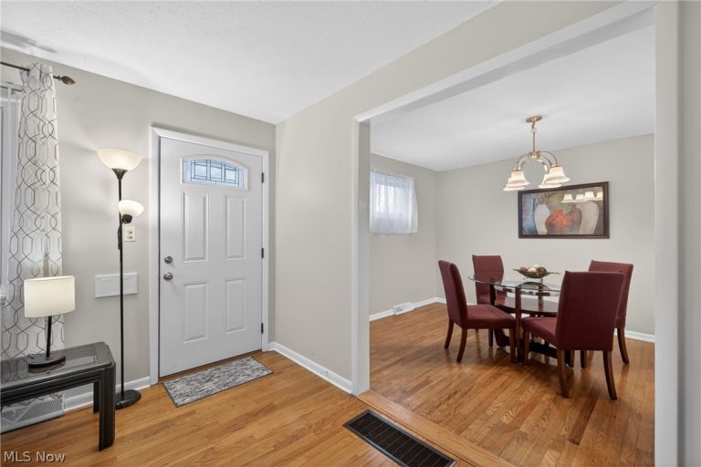 30121 Vineyard Road, Willowick, OH - Photo 6