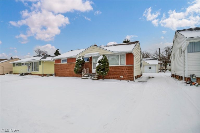 3323 Dellwood Drive, Parma, OH - Photo 3