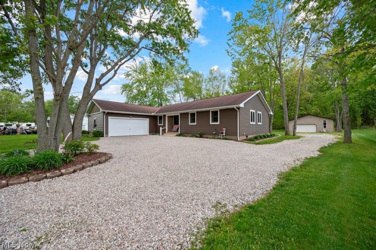 7611 Bronson Road, Olmsted Twp, OH - Photo 4