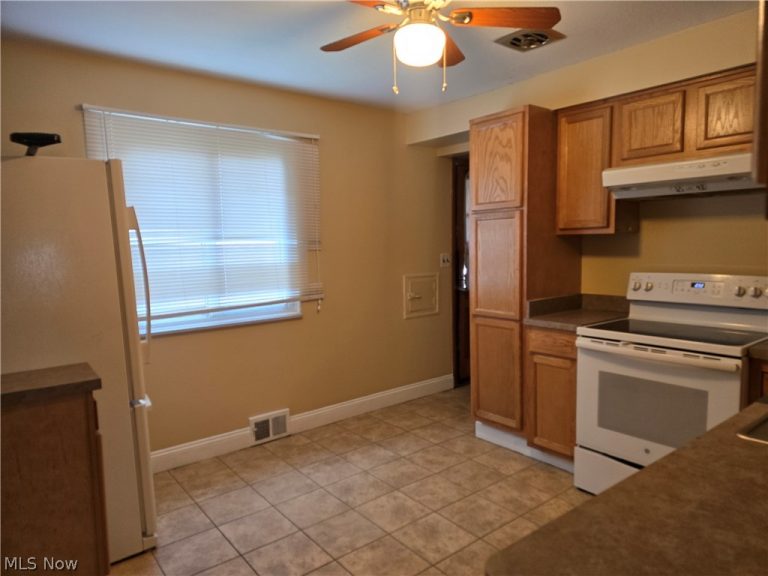16200 Edgewood Court, Maple Heights, OH - Photo 5