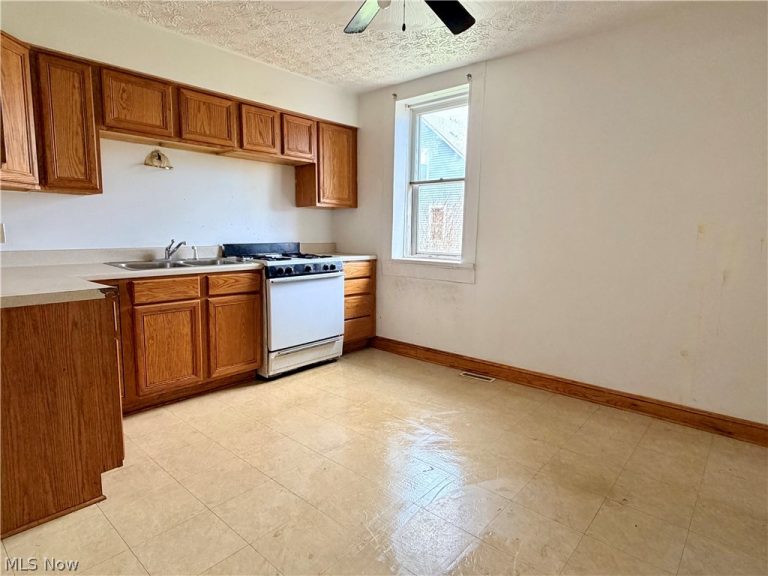 1304 Lakeshore Boulevard, Akron, OH - Photo 8