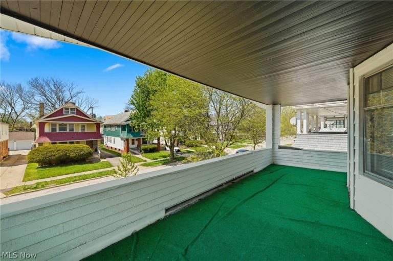 829 Helmsdale Road, Cleveland Heights, OH - Photo 5