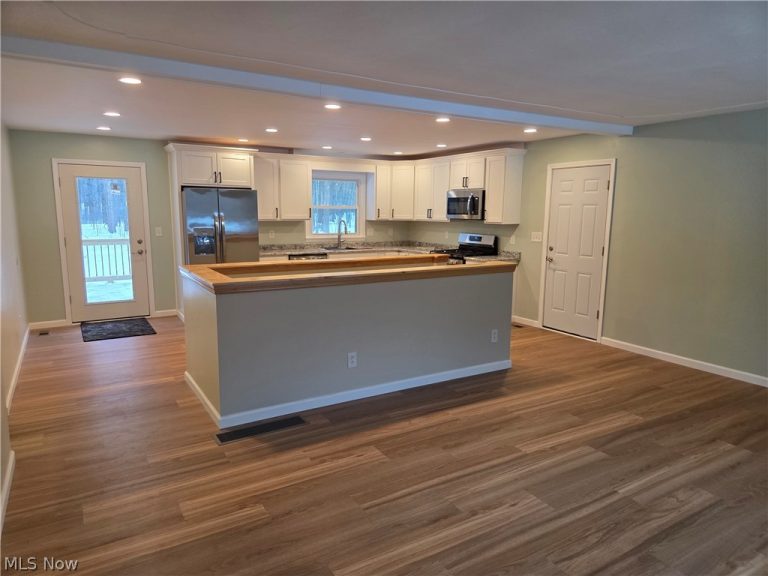 1075 River Road, Lake Milton, OH - Photo 6