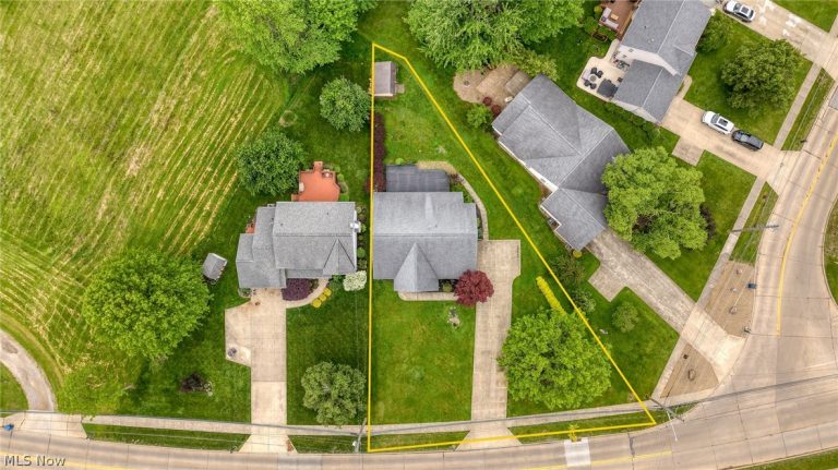 710 Erie Road, Eastlake, OH - Photo 2
