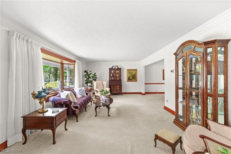 8730 Bainbridge Road, Chagrin Falls, OH - Photo 4