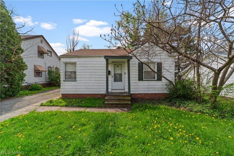 4898 95th Street, Garfield Heights, OH - Photo 3