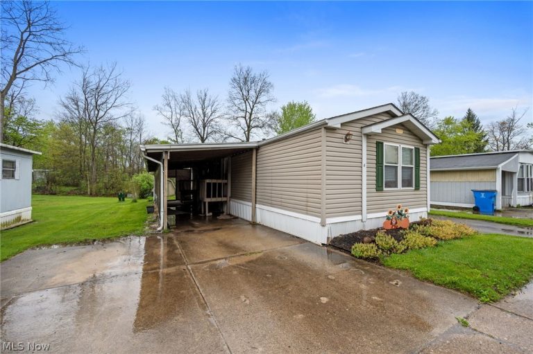 6 Laverne Lane, Chardon, OH - Photo 2