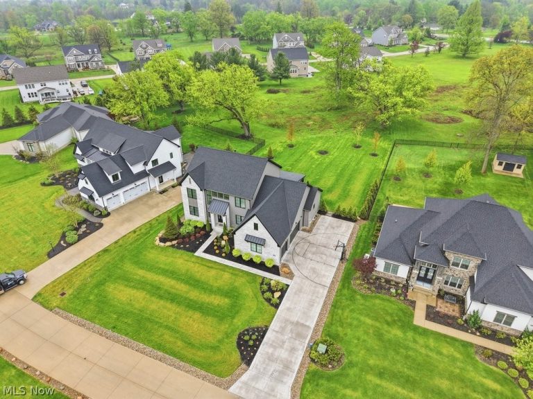 2082 Lanterman Circle, Hinckley, OH - Photo 3