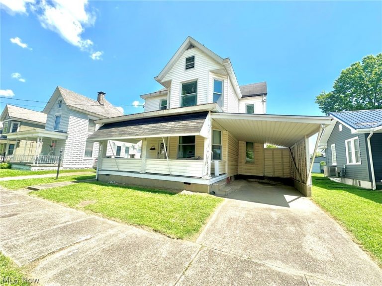 427 Columbia Avenue, Williamstown, WV - Photo 2