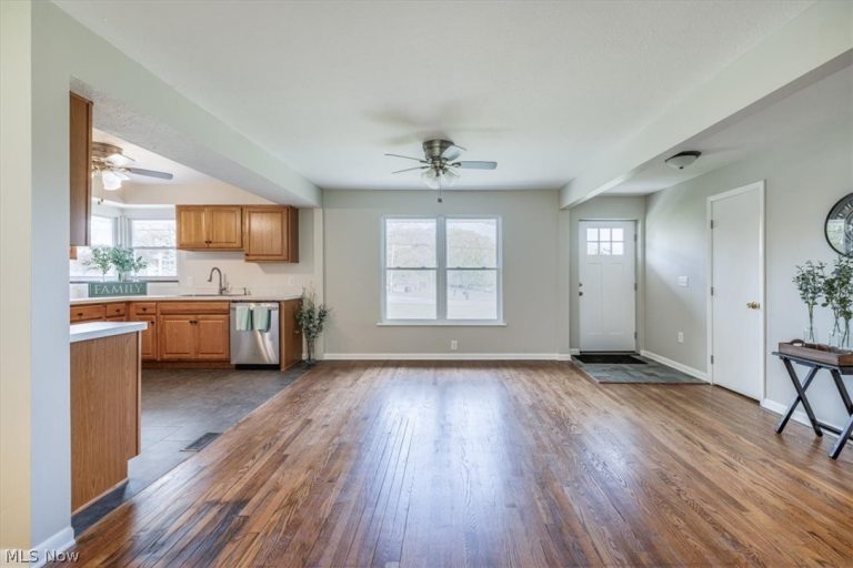 96 Ridgewood Drive, Seven Hills, OH - Photo 4