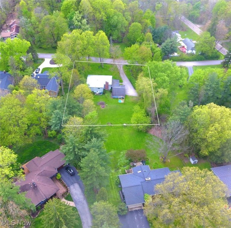 7620 Birchmont Drive, Chagrin Falls, OH - Photo 4