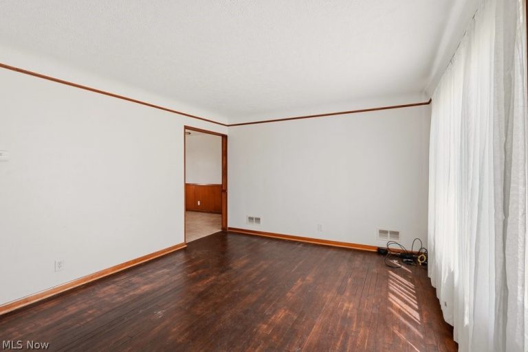 125 Meadowlane Road, Seven Hills, OH - Photo 3