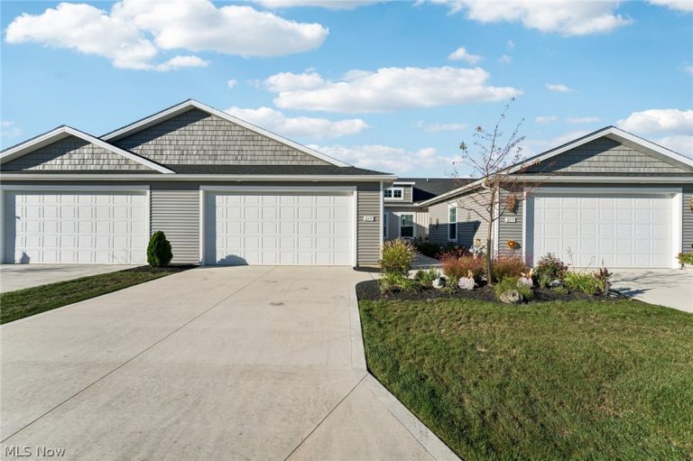 215 Silver Spring Circle, Elyria, OH - Photo 2