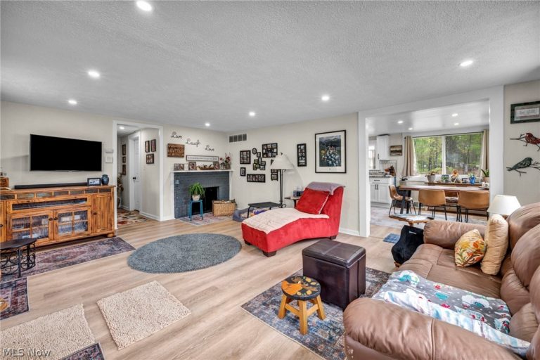 7476 Pinehurst Drive, Mentor on the Lake, OH - Photo 8