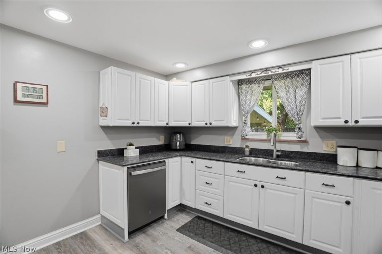803 Westview Drive, Belpre, OH - Photo 4
