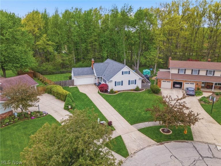29575 Dorchester Drive, North Olmsted, OH - Photo 2