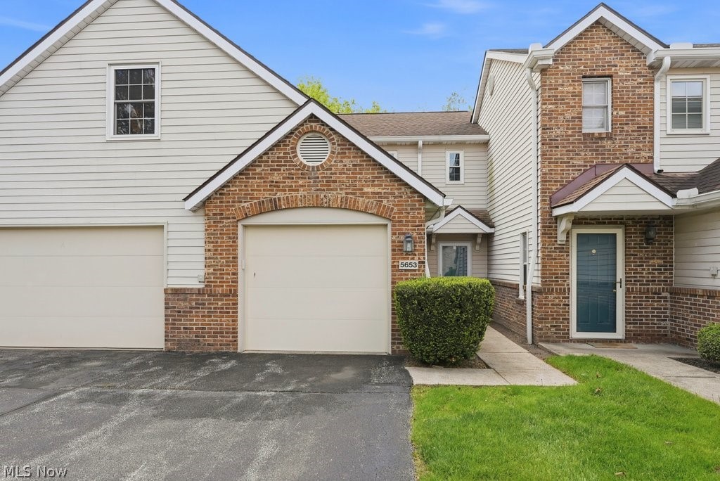 5653 Gateway Lane, Brook Park, OH