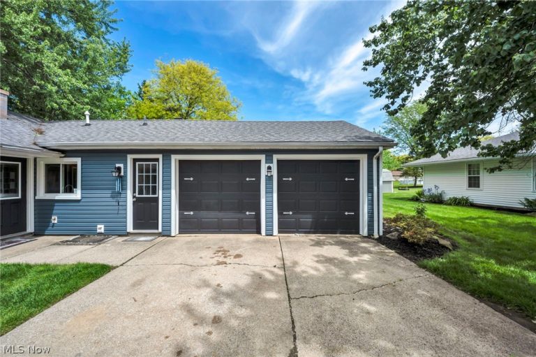 150 Greenbriar Drive, Aurora, OH - Photo 2