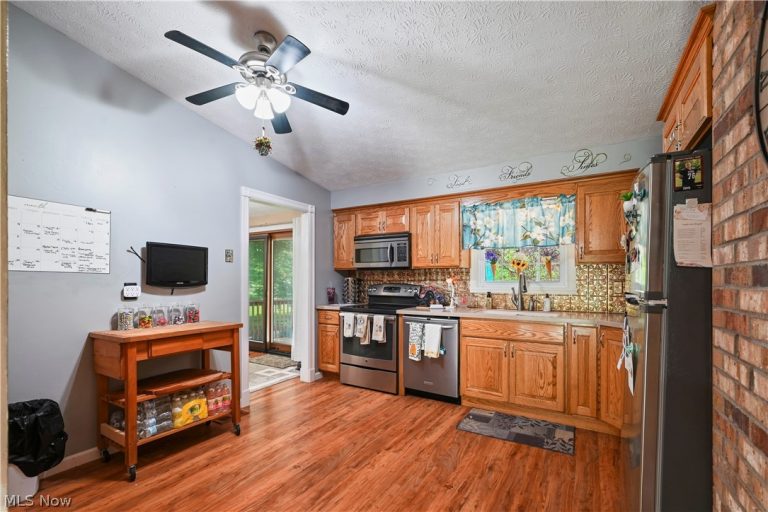 8441 Carriage Hill Drive, Warren, OH - Photo 4