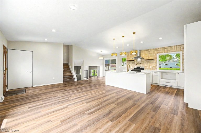 913 Sherwood Drive, Macedonia, OH - Photo 3