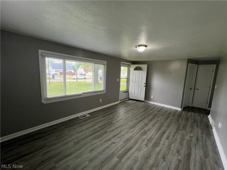 633 Blossom Drive, Lorain, OH - Photo 5