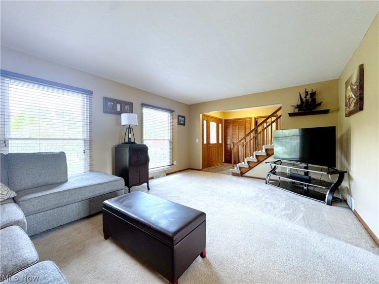 17051 Hunting Meadows Drive, Strongsville, OH - Photo 6