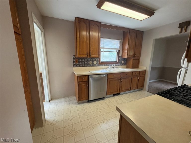 340 Hickory Drive, Berea, OH - Photo 8